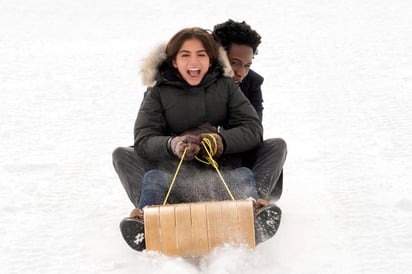 Noches Blancas. Esta cinta intercala varias historias de amor juvenil en un pueblo que está a punto de sufrir una tormenta invernal.