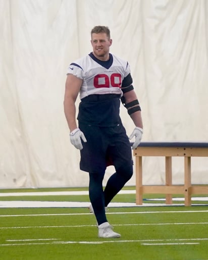 J.J. Watt entrenó ayer con los Texanos, y podría regresar a la acción con Houston en la postemporda.