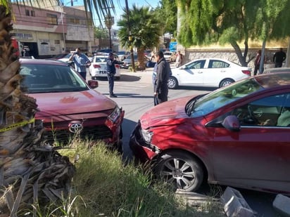 La joven no hizo alto y le cortó la circulación a la camioneta.