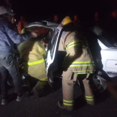 De acuerdo con los primeros peritajes, fue la conductora del Focus quien se impactó de frente contra la lateral izquierda del Tsuru, lo que provocó que el conductor quedará atrapado en el asiento.
(EL SIGLO DE TORREÓN)