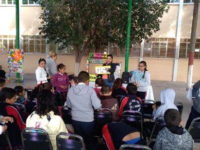 Laguneros acudieron a una de las 151 bibliotecas e infotecas ubicadas en los 38 municipios del Estado para aprender a realizar piñatas, esferas, faroles, botas navideñas y otras manualidades. (ARCHIVO)