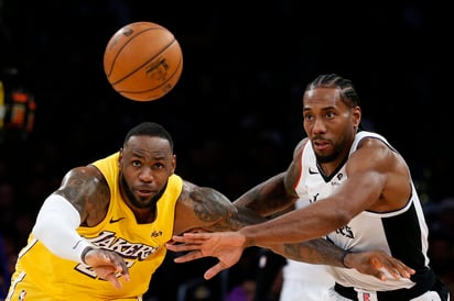 El duelo estelar de la noche, LeBron James (i) no pudo arrebatarle el triunfo a Kawhi Leonard (d). (AP)