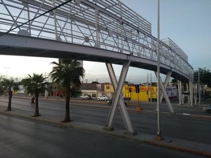 Los puentes peatonales que se han levantado específicamente por el proyecto del Metrobús Laguna contarán con mallas metálicas para evitar accidentes, o bien, que la gente salte de los mismos.