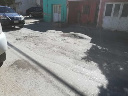 Los conductores tienen que sortear los baches del pavimento. (EL SIGLO DE TORREÓN) 