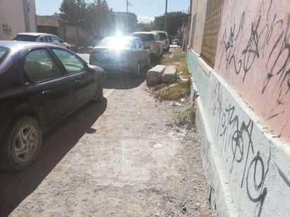 Banquetas con importantes daños pueden observarse en las calles del municipio, lo que hace peligroso el transitar de los peatones. (EL SIGLO DE TORREÓN / BEATRIZ A. SILVA) 