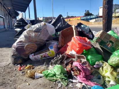 Ciudadanos dejan desechos de toda clase en plena vía pública tras la Nochebuena en los diversos sectores en la ciudad de Torreón. (EL SIGLO DE TORREÓN/ROBERTO ITURRIAGA)