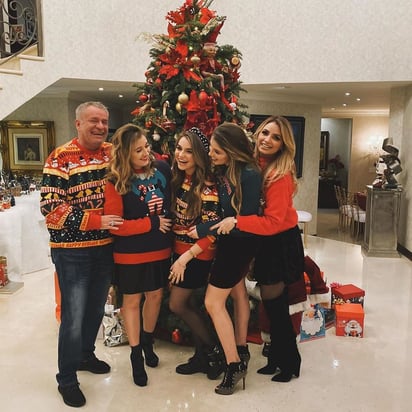 En familia. Angélica Rivera celebra la Navidad al lado de sus hijas, Sofía, Regina y Fernanda Castro, y de su exesposo, José Alberto Castro. (ESPECIAL)