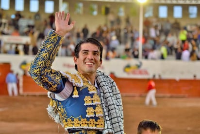 “Calita” le cortó una oreja a su segundo toro, apenas alcanzando a sacar provecho de un descastado encierro procedente de la ganadería San Antonio de Triana. (ARCHIVO)