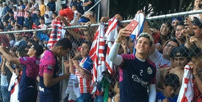 Cientos de aficionados se dieron cita ayer en el entrenamiento público que hicieron las Chivas Rayadas en Verde Valle. (CORTESÍA CHIVAS)