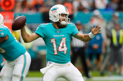 Ryan Fitzpatrick tiene marca de 4-8 esta campaña con los Delfines. (AP)