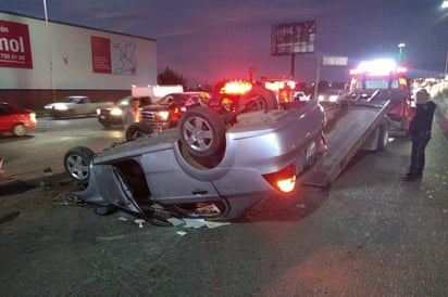 El automóvil terminó con las llantas apuntando al cielo.