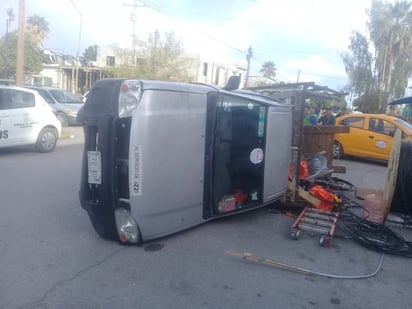 El taxi impactó a la camioneta justo en la parte media de la unidad, lo que provocó que se volcara en la zona Centro.