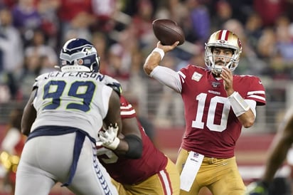 Jimmy Garoppolo no tuvo un buena actuación en el primer juego ante Halcones Marinos. (AP) 