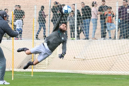 Jonathan Orozco desvía un balón durante el entrenamiento de ayer en las instalaciones del Territorio Santos Modelo. (ARCHIVO)