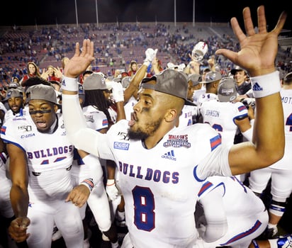 Jugadores de Louisiana Tech celebran tras derrotar 14-0 a los Huracanes de Miami en el Tazón Independencia. (AP)