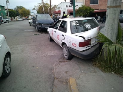 Por el impacto el taxi fue a dar contra un poste de concreto.