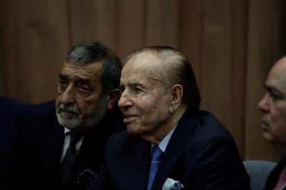 El máximo tribunal penal de Argentina revocó el viernes las condenas a prisión que pesaban sobre el expresidente Carlos Menem. (ARCHIVO) 