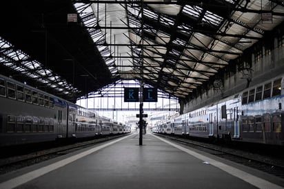 La Sociedad Nacional de Ferrocarriles (SNCF) anunció hoy, durante la vigesimotercera jornada de bloqueos, que durante el fin de semana circularán sólo tres de cada diez trenes. (EFE) 