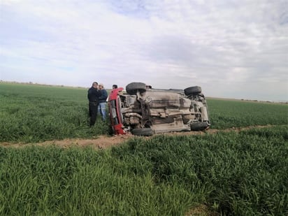 La unidad siniestrada es una camioneta Nissan Xtrail, color rojo, modelo 2004, la cual portaba las placas de circulación GSC-400-A del estado de Durango.
(EL SIGLO DE TORREÓN)