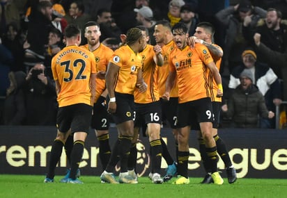 El mexicano Raúl Jiménez anotó un gol y dio una asistencia en la victoria de los Wolves ante el Manchester City. (AP)