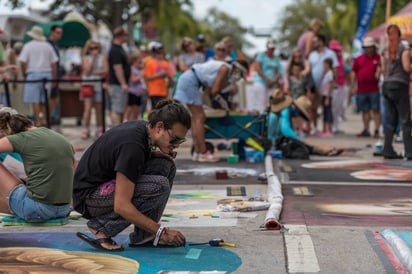 Experiencia. Lo que Abraham Burciaga más disfruta de su trabajo es crear vínculos y amistades con otros artistas. (CORTESÍA) 