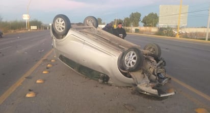 El automóvil siniestrado resultó con diversos daños de consideración.