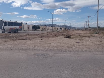 El bulevar Zaragoza se observa aún con segmentos incompletos y en terreno sin nivelar; piden vecinos terminar la rúa.