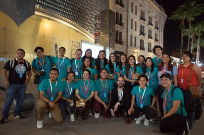 Equipo. El voluntariado de Ambulante fomenta el compañerismo y el amor por el cine. (CORTESÍA)