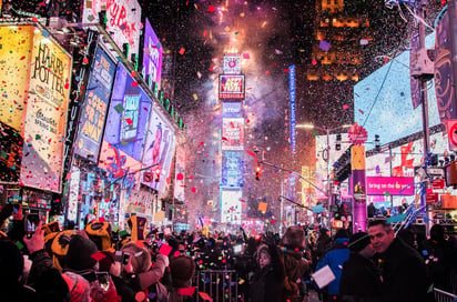 Se instala una esfera luminosa en la cima del One Times Square, rascacielos con 111 metros de altura. (ESPECIAL)