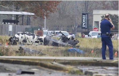 En tomas de video y fotografías fue posible apreciar césped quemado y ardiendo alrededor del sitio del choque en la ciudad de Lafayette. (ESPECIAL)