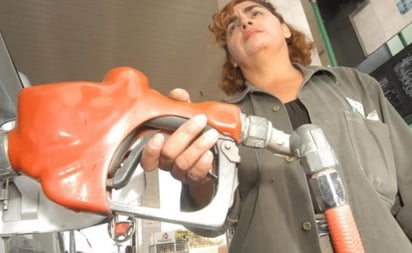 Casi la cuarta parte del precio de estos combustibles es por el pago del IEPS. Dicho de otro modo, si alguien llena el tanque de su vehículo con mil pesos, podría hacerlo con un aproximado de 750 pesos. (EL UNIVERSAL)