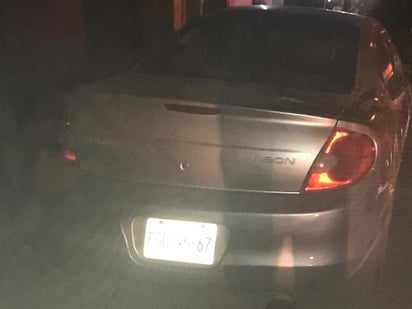 El chofer de un taxi abandonó su vehículo tras impactarse contra un vehículo estacionado en Ciudad Lerdo. (EL SIGLO DE TORREÓN)