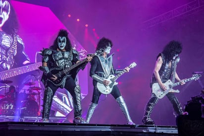 En internet. Ya se puede encontrar el primer concierto grabado que la banda Kiss ofreció en 1973.