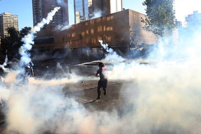 Un incendio a un cine que servía para la atención de heridos fue incendiado. (ARCHIVO) 