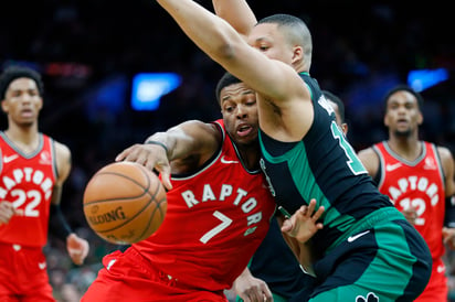 Kyle Lowry anotó 30 puntos para guiar a los campeones Raptors a una victoria 113-97 frente a los Celtics de Boston.