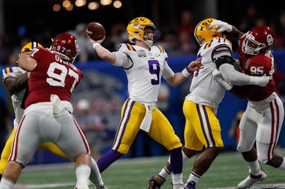 Joe Burrow (9) lanzó para 493 yardas y tuvo siete pases de anotación ante Oklahoma.