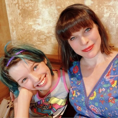 Iguales. Hija de Milla Jovovich impacta en redes por gran parecido a su madre, usuarios la proponen para hacer Resident Evil.