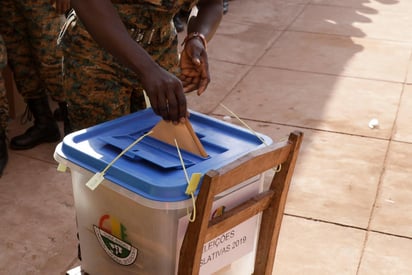 Más de 760,000 guineanos fueron llamados este domingo a las urnas para elegir a su nuevo presidente entre los candidatos Domingos Simões Pereira y Umaro Sissoco Embaló, ambos ex primeros ministros; poniendo fin al tumultuoso mandato de José Mario Vaz, quien no se clasificó para esta segunda vuelta. (ARCHIVO)