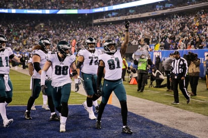 El ala cerrada Josh Perkins (81) celebra tras anotar, en la victoria de las Águilas 34-17 sobre Gigantes. (AP)