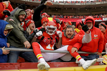 El receptor Mecole Hardman celebra su touchdown en devolución de patada de salida frente a los Cargadores. (AP)