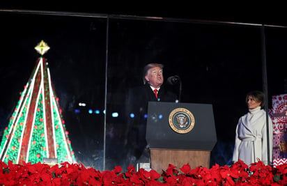 Subida salarial, día libre en Nochebuena y baja pagada de 12 semanas para padres y madres son los 'regalos' navideños impulsados por Trump. (ARCHIVO) 