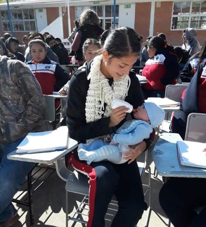 La comunidad estudiantil de los colegios a nivel estatal recibe al personal de los centros DIF municipales que organizan Ferias de la Salud, en los que abordan los temas de 'Embarazos a temprana edad' y 'Paternidad Responsable'.
(EL SIGLO DE TORREÓN)