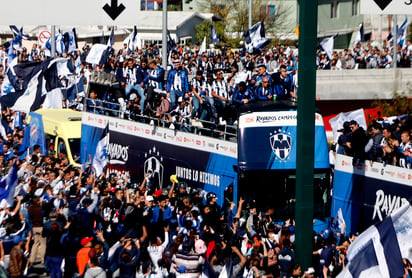 Los fieles seguidores de la escuadra regiomontana se dieron cita en las calles de la ciudad para ver a sus jugadores y al cuerpo técnico que encabeza el argentino Antonio Mohamed. (ESPECIAL) 