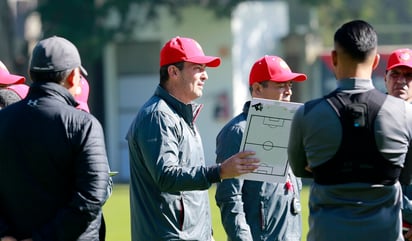 El estratega 'choricero' reconoce que aún no han podido acomodar a algunos futbolistas que no entrarán en sus planes con el club. (ESPECIAL) 