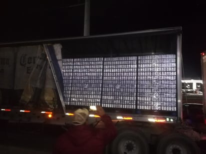 Un segundo tráiler fue decomisado en Gómez Palacio, con 2.5 millones de pesos en bebidas. (EL SIGLO DE TORREÓN)