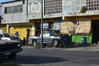 Obstruyen. Distintos talleres mecánicos a lo largo de la ciudad obstaculizan el paso de peatones con los vehículos dejados a media banqueta.