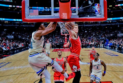 Giannis Antetokounmpo clava el balón durante el partido de ayer ante los Toros de Chicago. (AP) 