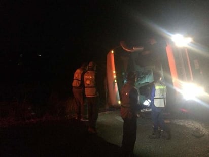 La madrugada de este martes se suscitó un accidente que involucró un camión de pasajeros, dejando saldo de una menor fallecida. (EL SIGLO DE TORREÓN)