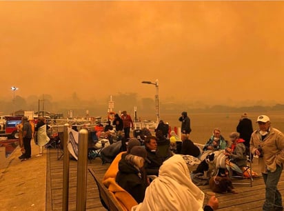 Los incendios forestales que arden sin control en Australia obligaron este martes a miles de personas a refugiarse en playas del sureste del país, en donde el fuego ha provocado 12 muertos y quemado un área similar a la de Costa Rica en los últimos meses. (ESPECIAL)