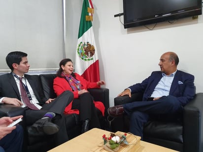 Efraín Guadarrama, director general de Organismos y Mecanismos Regionales Americanos de la Secretaría de Relaciones Exteriores (SRE), publicó una fotografía en la que se le ve acompañado por María Teresa Mercado, embajadora mexicana expulsada de Bolivia. (ESPECIAL)